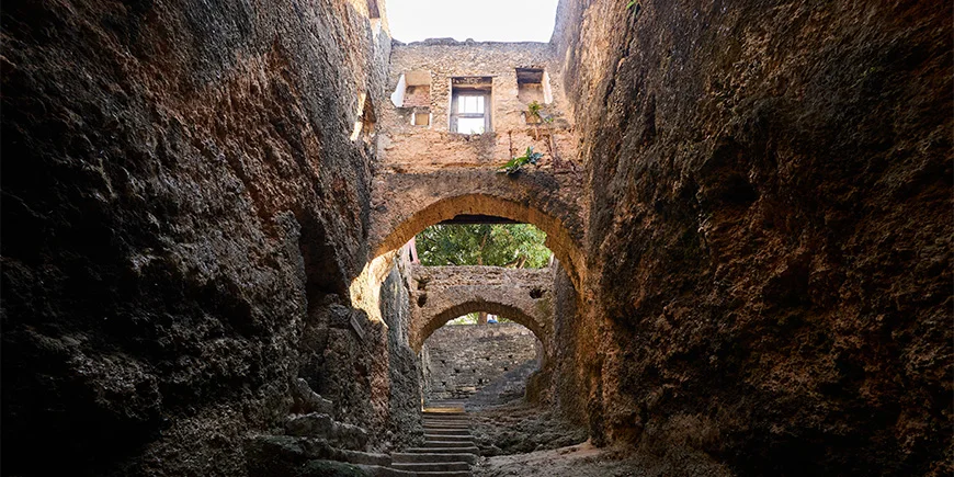 Trappen vanuit de grotten van Fort Jesus in Mombasa
