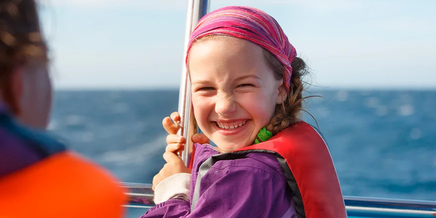 Meisje op walvissafari bij Mirissa in Sri Lanka