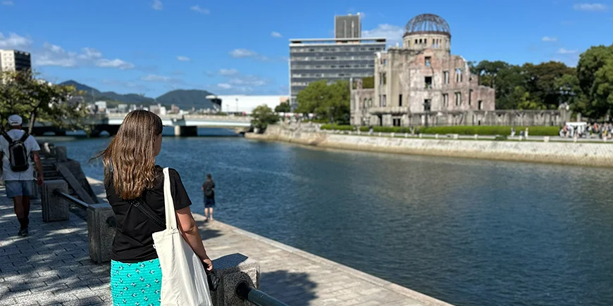 Vrouw kijkt naar de Atomic Bomb Dome in Hiroshima, Japan
