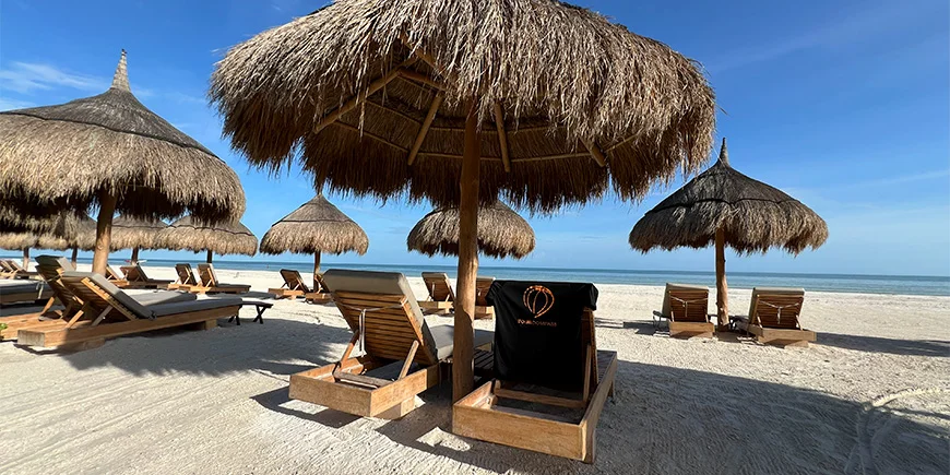 TourCompass-T-shirt op strandstoel op Isla Holbox