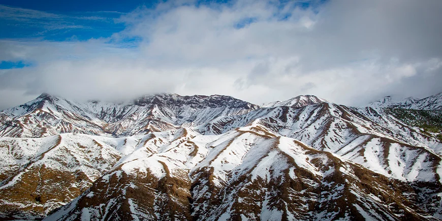 Besneeuwde bergtoppen op de top van het Atlasgebergte