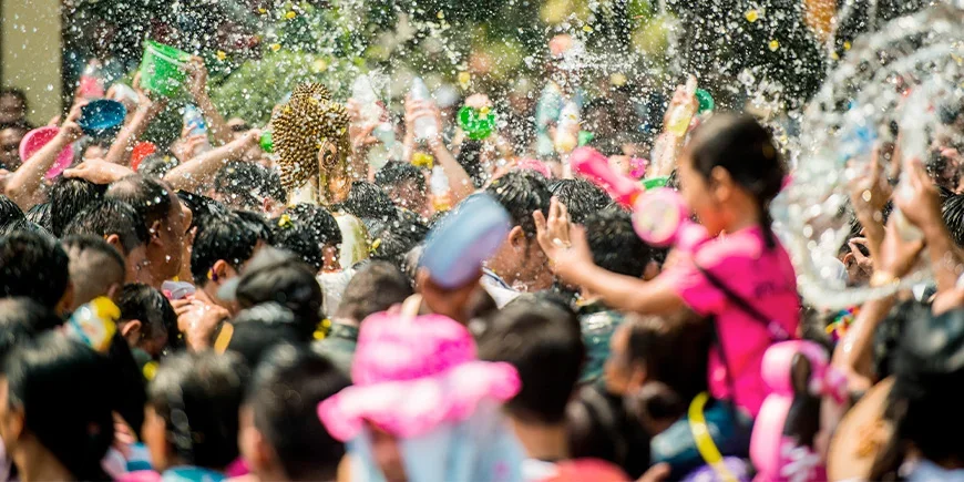 Watergevecht in de straten van Thailand tijdens Songkran