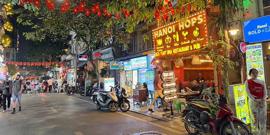Straat in Hanoi na zonsondergang