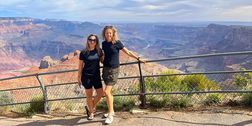 Twee vrouwen staan bij uitkijkpunt bij Grand Canyon in de VS