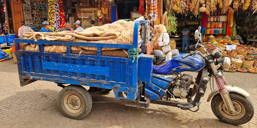 Transportmiddel voor goederen op markt in Marrakesh in Marokko