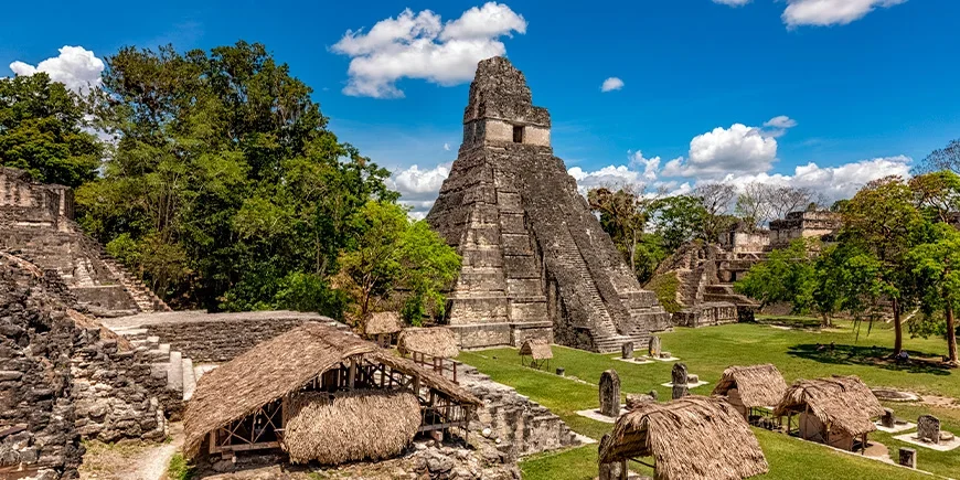 Prachtige piramide en ruïnes in Tikal nationaal park in Guatemala