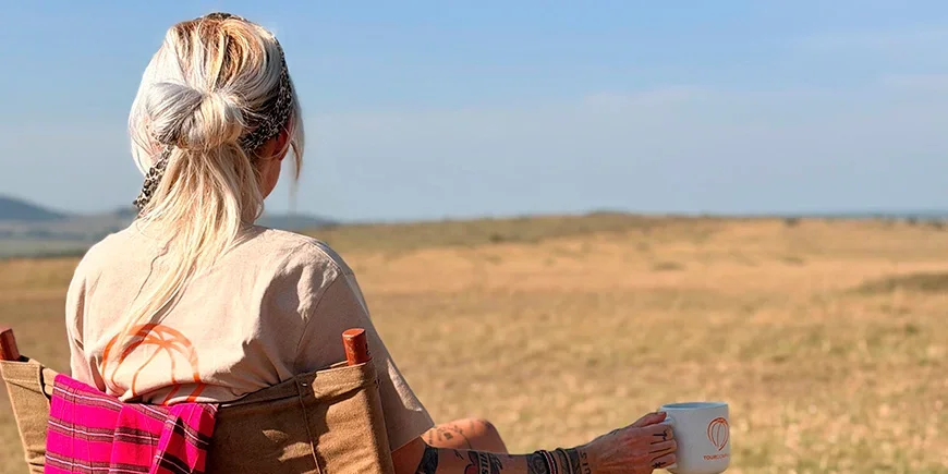 Cat drinkt koffie op de savanne in Kenia