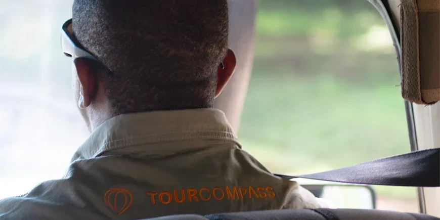 Onze gids Issa achter het stuur