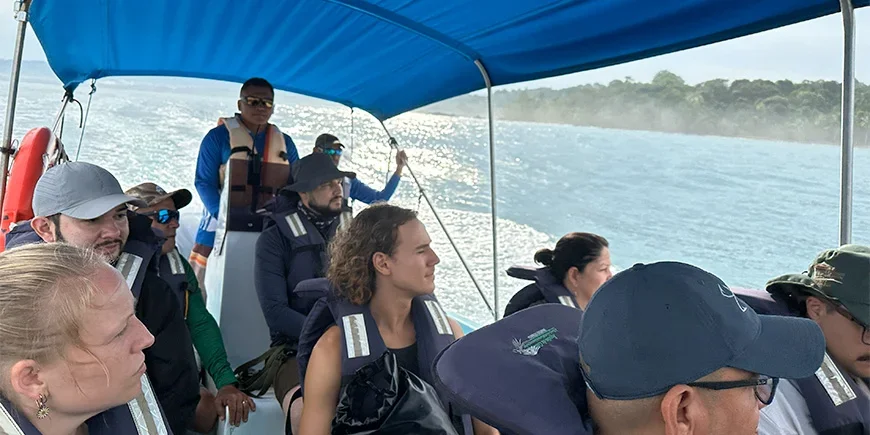 Een groep mensen in een boot in het nationaal park Corcovado