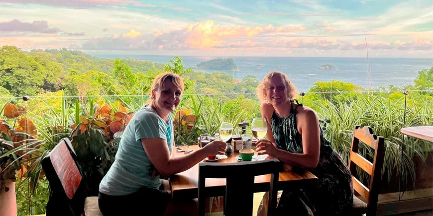 Meike en een vriend(in) genieten van een drankje in een café in Costa Rica