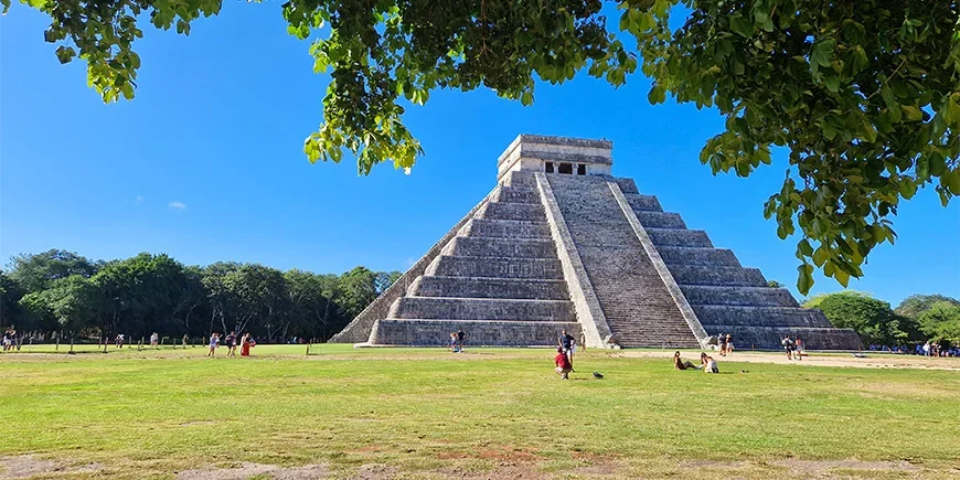 Een zonnige dag bij Chichén Itzá