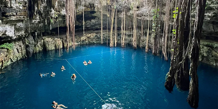 Groep mensen die zwemmen in de prachtige cenote Oxman in Mexico