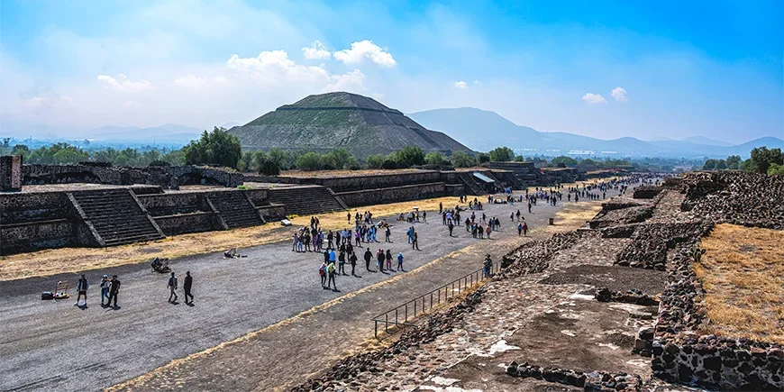 De Dodenlaan en de Tempel van de Zon in Teotihuacan, Mexico