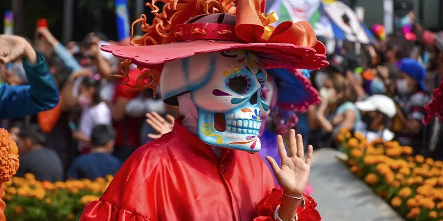Persoon in kostuum tijdens de Dag van de Doden-parade in Mexico-Stad
