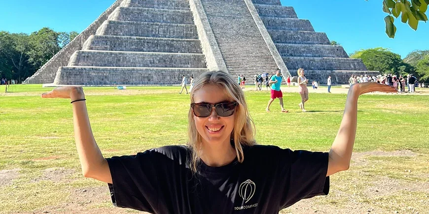 Nadia heeft plezier bij Chichén Itzá