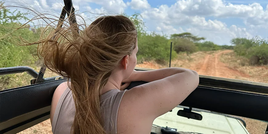 Isabella in een safarijeep in Kenia