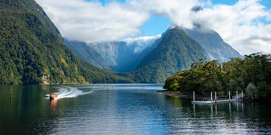 Milford Sound in Fiordland National Park in Nieuw-Zeeland