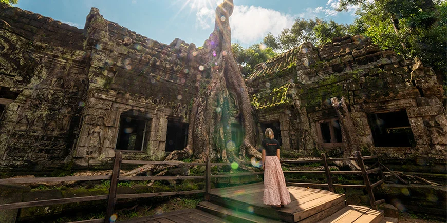 Een vrouw verkent Angkor Wat in Cambodja