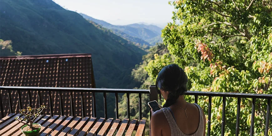 Prachtig uitzicht op de hooglanden vanuit een hotel in Sri Lanka