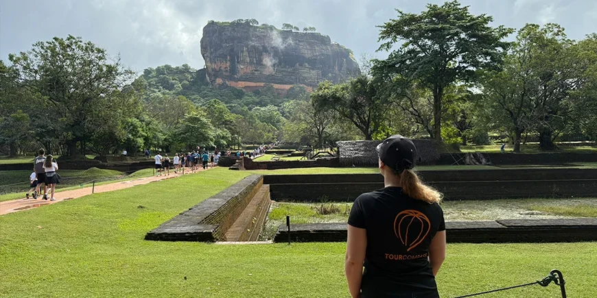 Louise van TourCompass kijkt naar Sigiriya in Sri Lanka