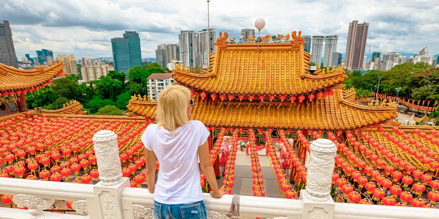 Vrouw die uitkijkt over de Thean Hou-tempel in Kuala Lumpur