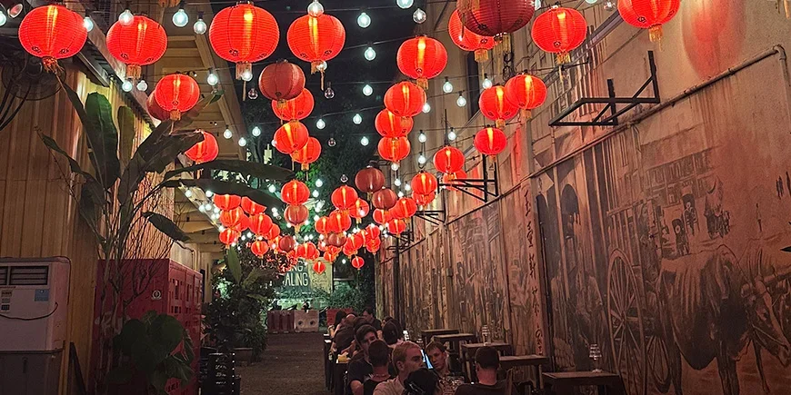 Rode lantaarns en mensen die eten bij Kwai Chai Hong in Chinatown, Kuala Lumpur