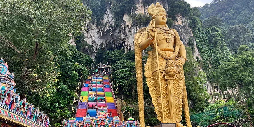 De trap bij de ingang van Batu Caves in Kuala Lumpur