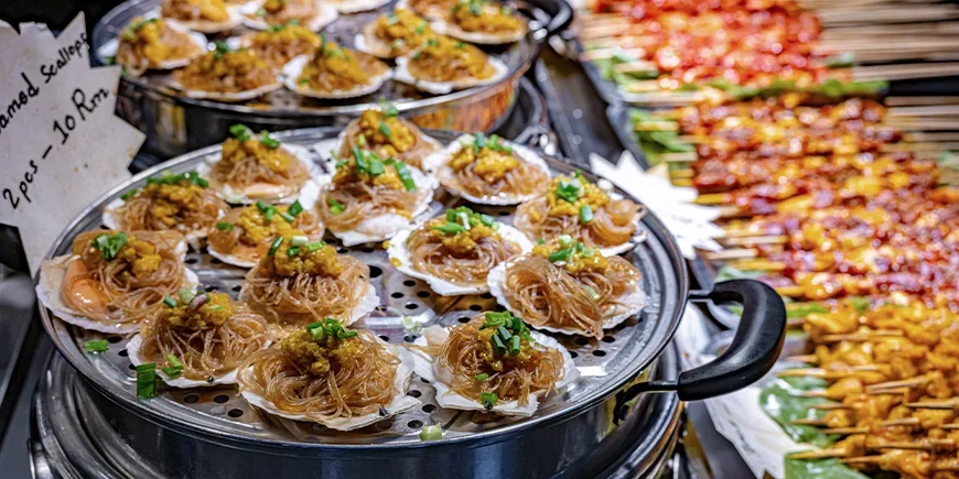 Eten van de streetfoodmarkt Jalan Alor in Kuala Lumpur