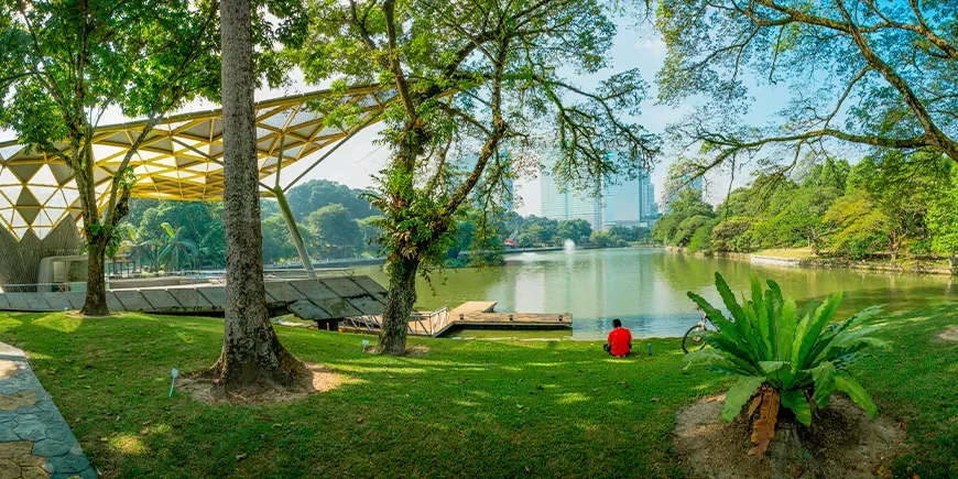 Man die ontspant in het park van de Perdana Botanical Gardens in Kuala Lumpur