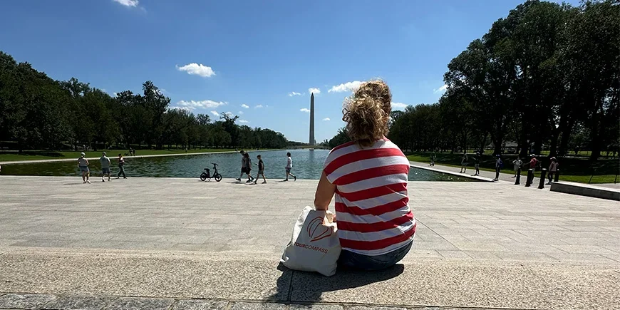 Bianca zittend voor het Washington Monument in Washington D.C.