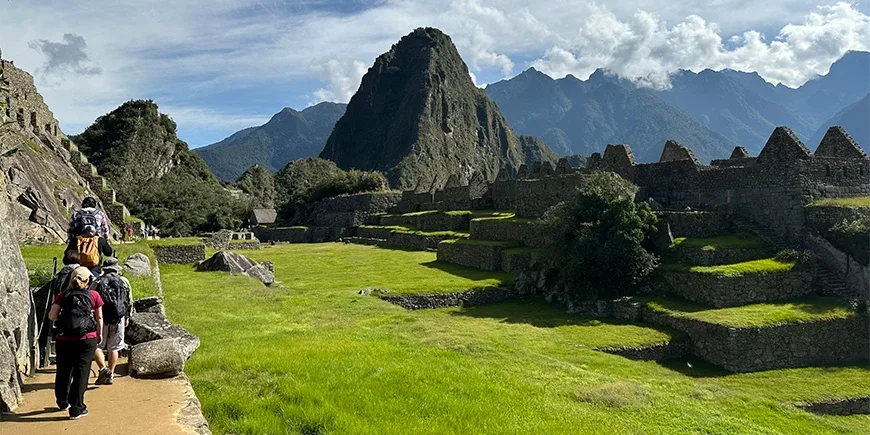 Wandelen tussen de ruïnes van Machu Picchu