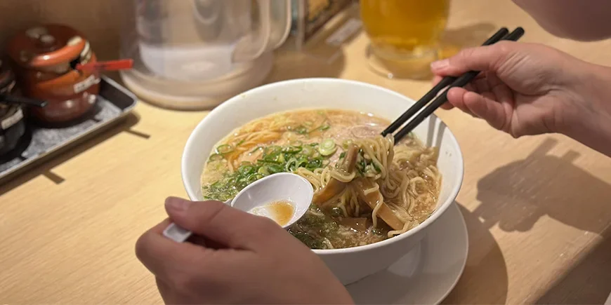 Vrouw die ramen eet in Japan