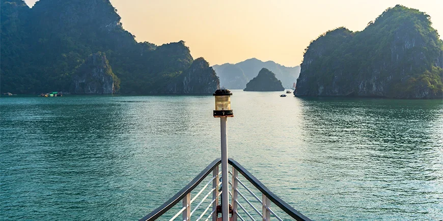 Spidsen af et skib i Lan Ha-bugten