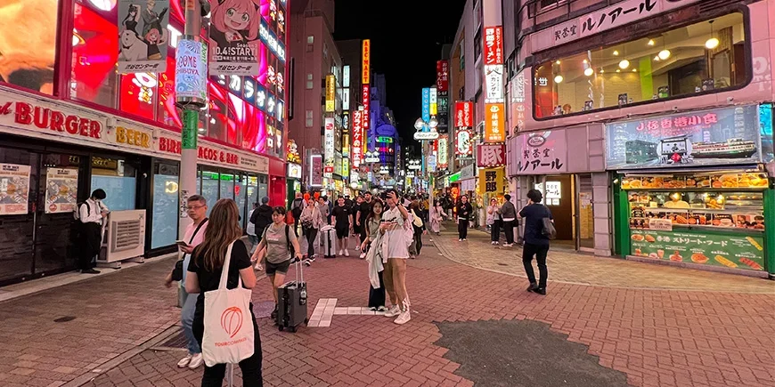 Medewerker van TourCompass verkent de omgeving rond Shibuya