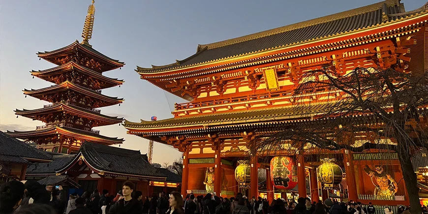 Senso-Ji in het avondlicht