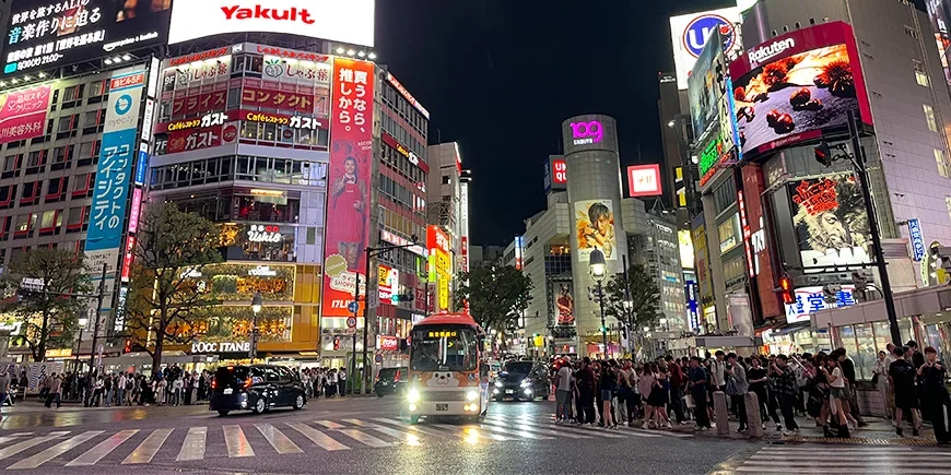 Shibuya Crossing gezien vanaf straatniveau