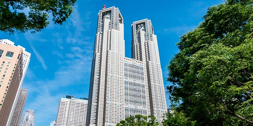Zonnige dag bij het Gebouw van het Metropolitaan Bestuur van Tokio