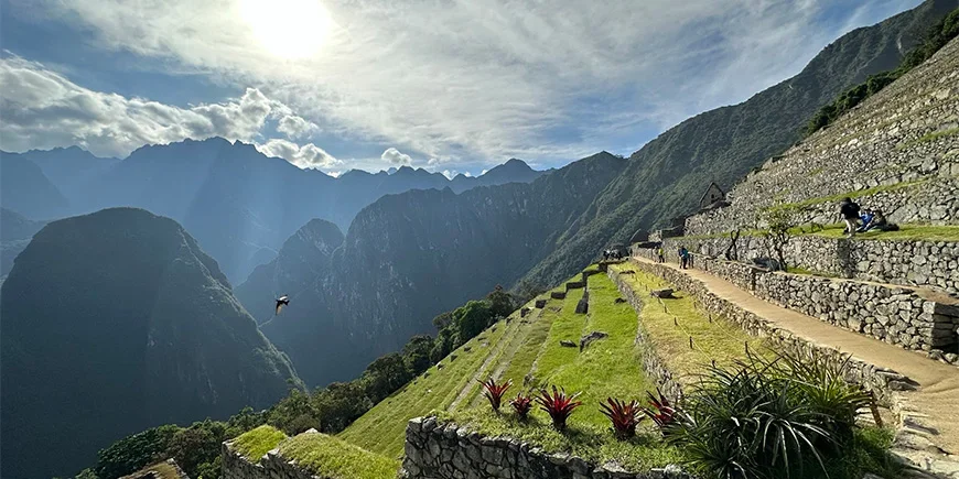 Uitzicht vanaf een van de hogere terrassen van Machu Picchu