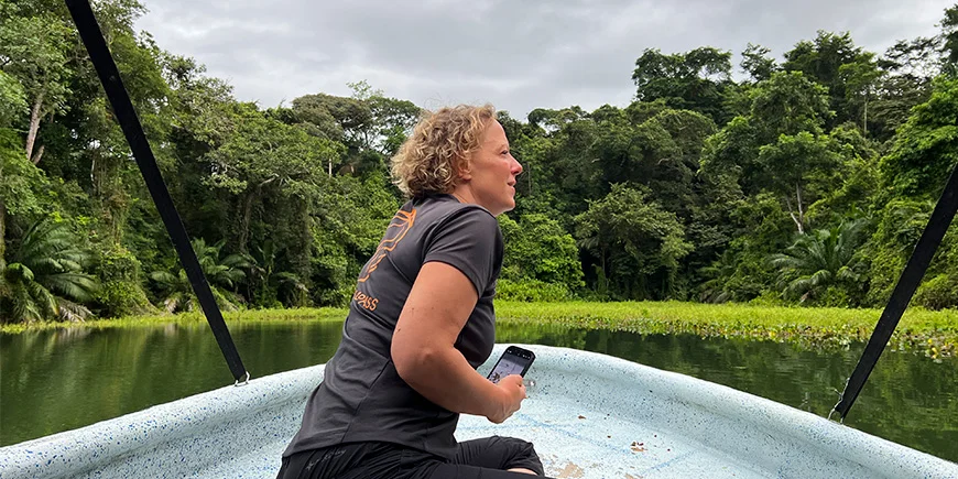 Meike van TourCompass op het Gatúnmeer in Panama
