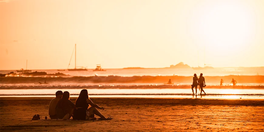 Zonsondergang op het prachtige strand van Tamarindo