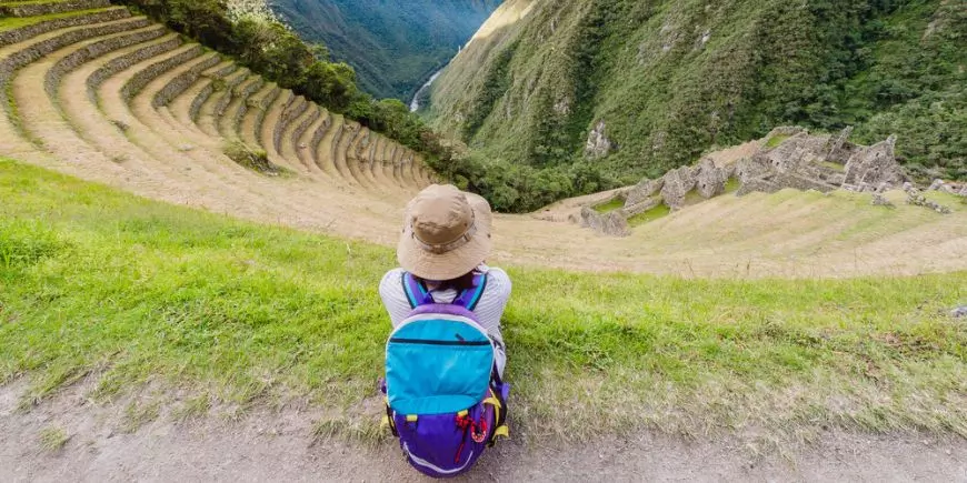 Terrassen en gebouwen in Winay Wayna, Inca Trail, Machu Picchu, Cusco, Peru