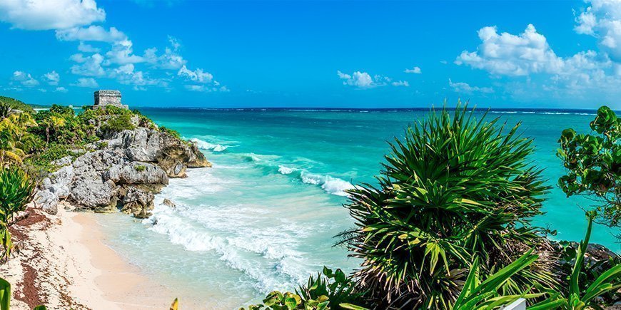 Prachtig uitzicht op strand en ruïnes in Tulum