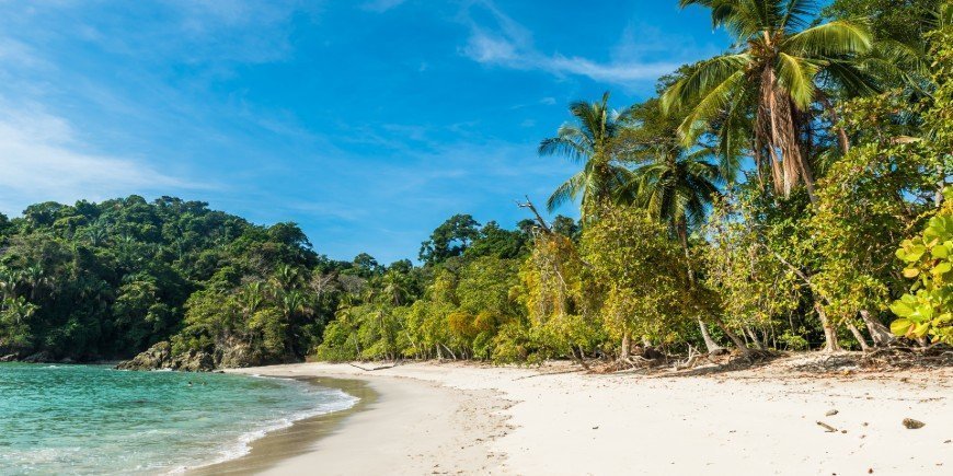 Blauwe lucht boven het strand van Manuel Antonio