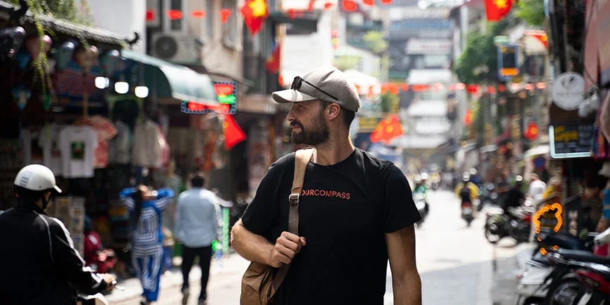 Man die door een straat in Hanoi, Vietnam, loopt