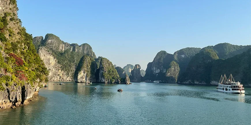 Een zonnige dag in Ha Long-baai, Vietnam