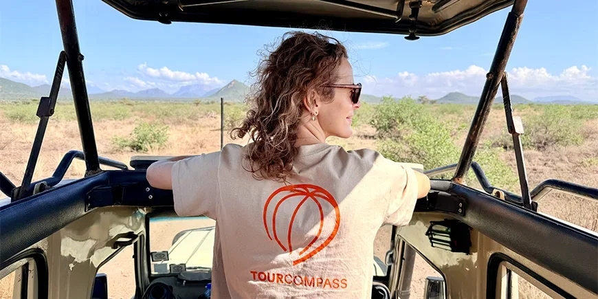 Vrouw met een TourCompass T-shirt op safarireis in Samburu in november