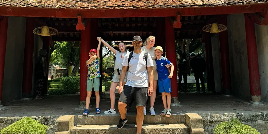 Onze collega’s Dino en Mira in Vietnam met hun drie kinderen