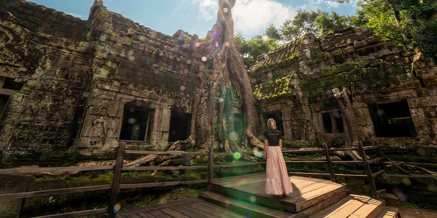 Vrouw in een TourCompass T-shirt in Angkor, Cambodja