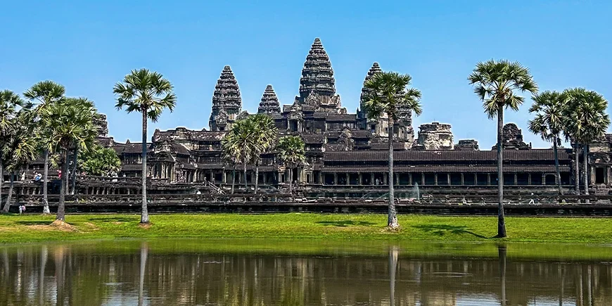 Blauwe lucht boven Angkor in Siem Reap, Cambodja