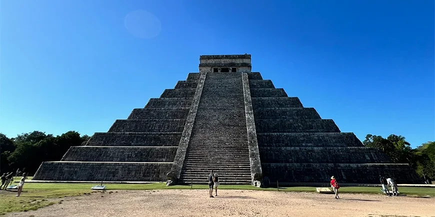 Blauwe lucht boven Chichén Itzá in Mexico